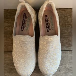 Skechers Ultra Flex Jacquard Slip On Shoes Weekend Trip Off White size 9